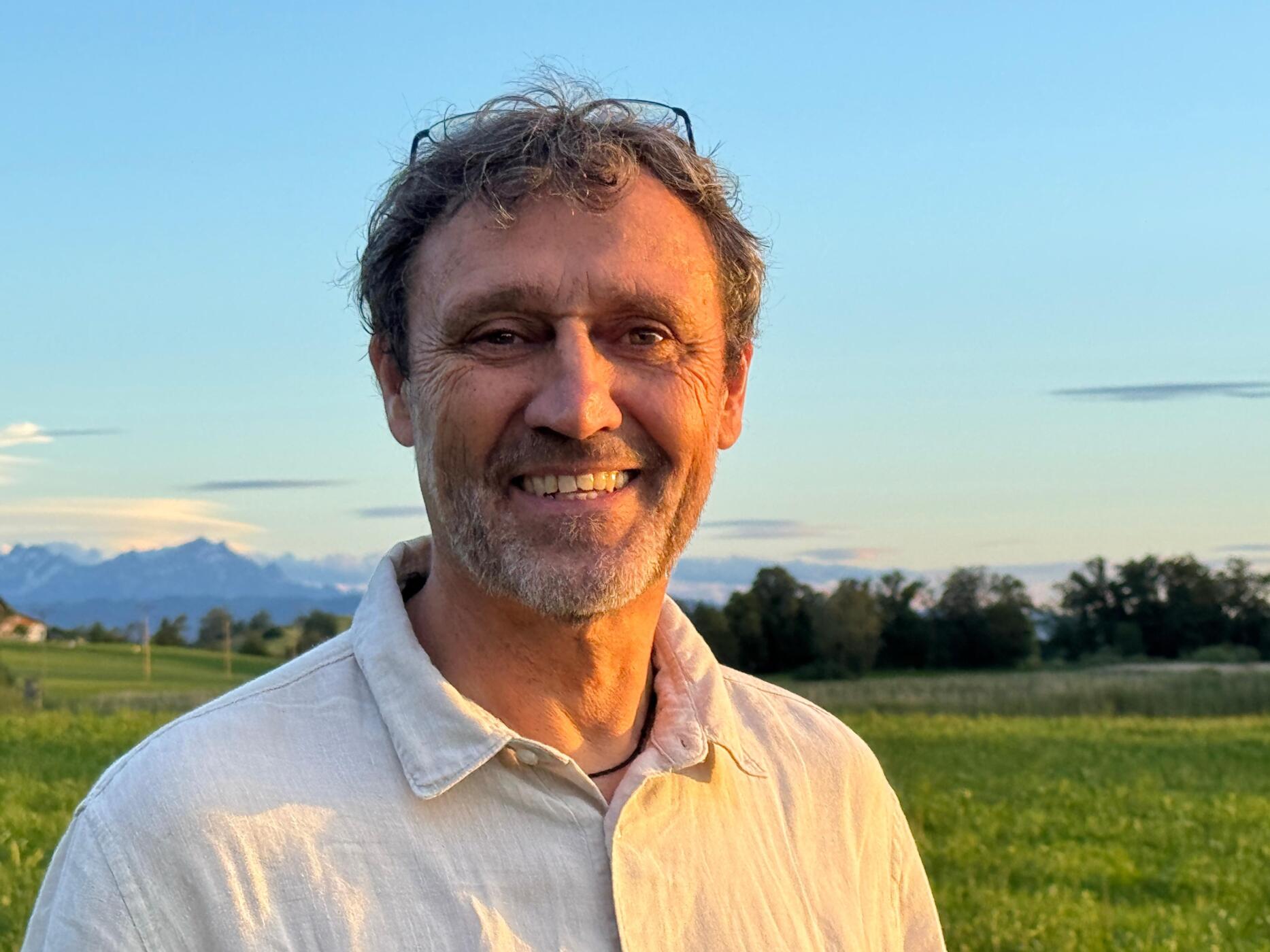 Manfred Lorenz – Reife im Aufbruch mit Blick auf die Allgäuer Alpen über dem Bodensee Manfred Lorenz in der Allgäuer Landschaft – Begleiter für Menschen in Übergängen und Initiator von Reife im Aufbruch